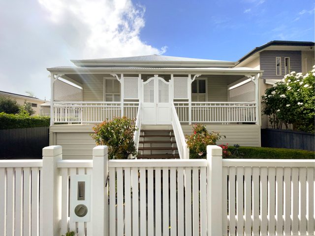 4BDR Queenslander with Pool Near Manly Esplanade
