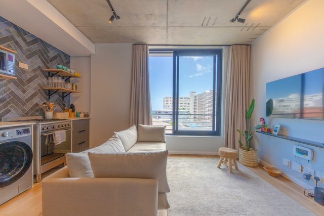 Central and Modern 1 BDR APT in Sea Point
