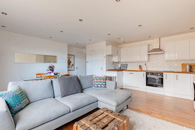 Contemporary 2BD Flat with Balcony, Shoreditch