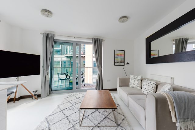 Sophisticated 2BD Flat with Riverside Views