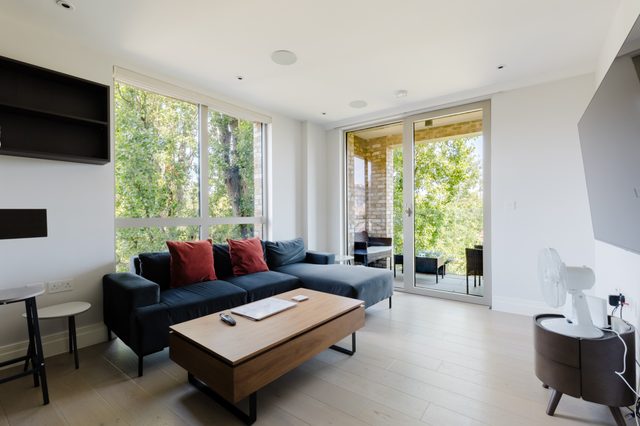 Modern Parkside Flat with Balcony in Kilburn