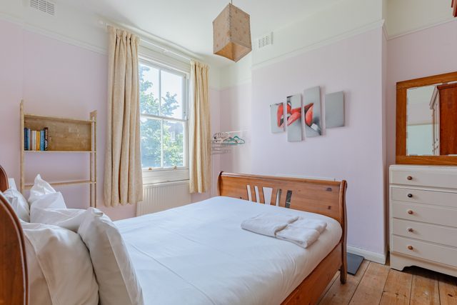Charming 2BD Flat with Roof Terrace, North London