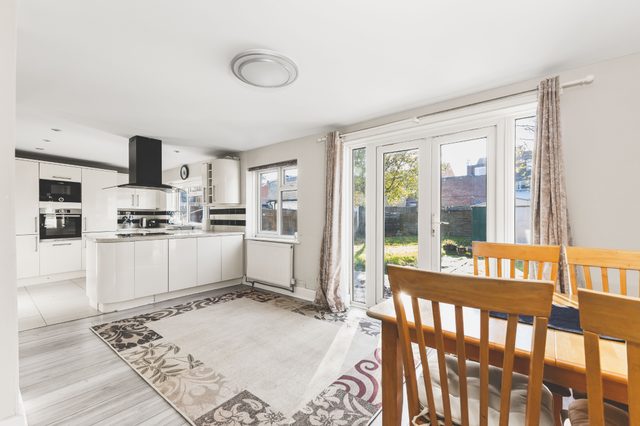 Spacious 4BDR House with Parking by Heathrow