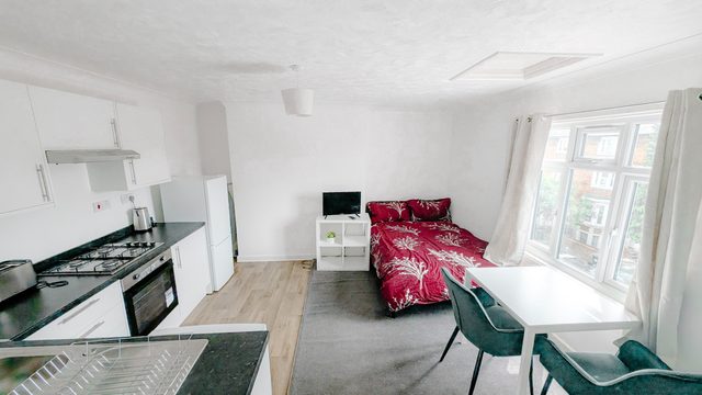 Studio flat - ideal for Heathrow & Slough Business