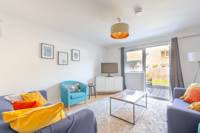 Stylish 4BD Home with Garden Near Kennington