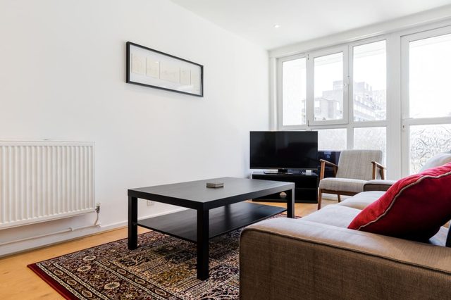 Bright and Charming 4BD Family Haven in Kennington