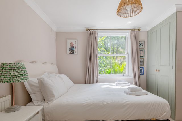 Light-Filled 2BD Flat, Minutes to Clapham Station