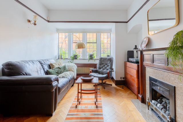 Trendy Tudor Townhouse near Victoria Park