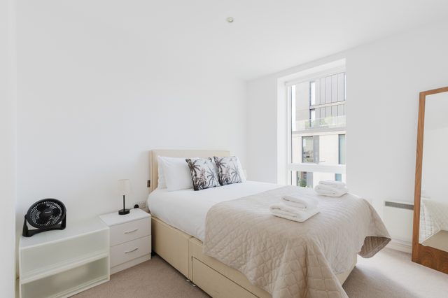 Bright 1BD Flat w Balcony by Old Street Station