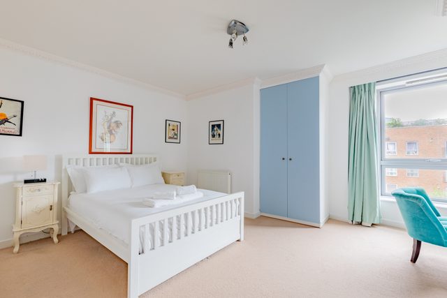 Spacious 2BD Flat, 20 Mins to City of London