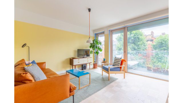 Bright 2BD Apartment with Great Transport Links!