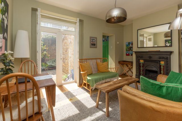 Serene 2BD Home with Private Courtyard, Southwark
