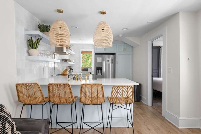 Beautiful Penthouse Condo Just Steps to King