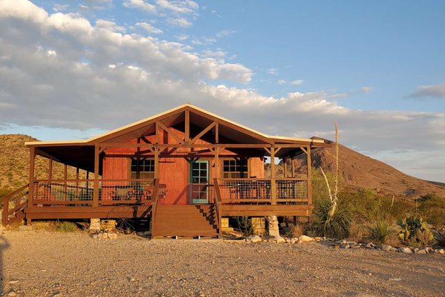 Christmas Mountains Ranch: Classic 2br/1bth Cabin with Spacious Wrap Around Porch. Walk to Pool.