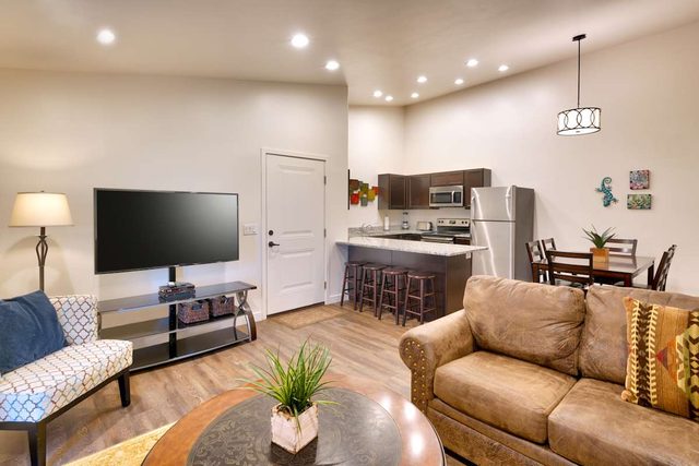 5I Cozy Family Friendly Moab Condo, POOL & HOT TUB