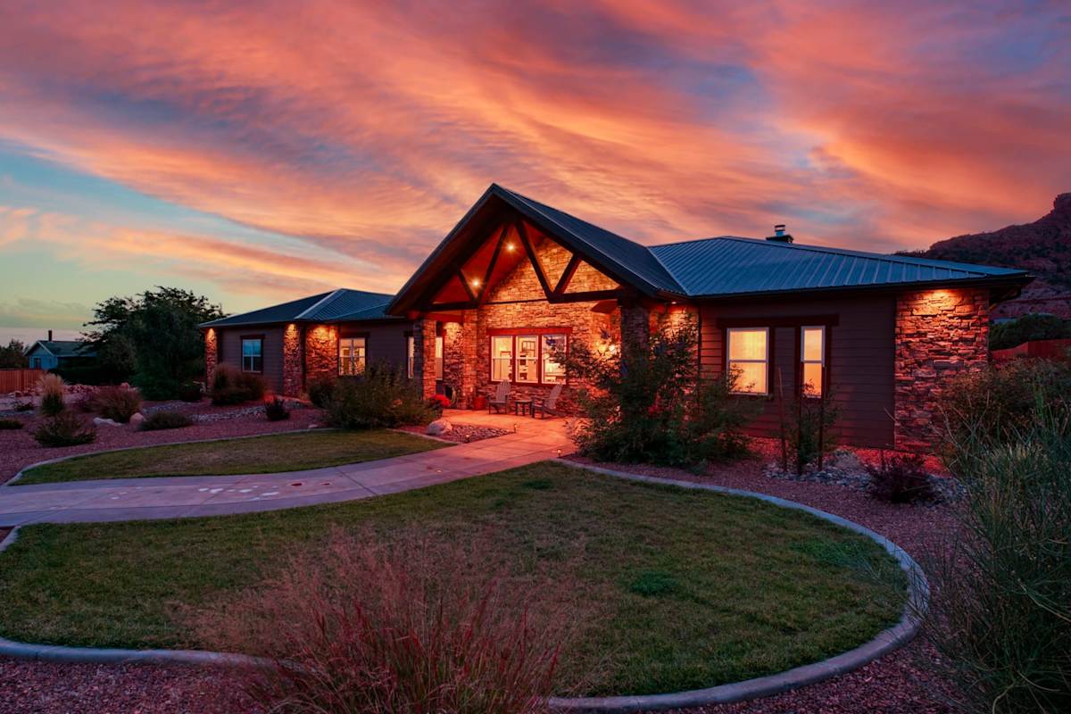 Dive Into Adventure, Large Luxury Family Home in Kanab with Pool, Slide, Hot Tub, Near Zion and Bryce!