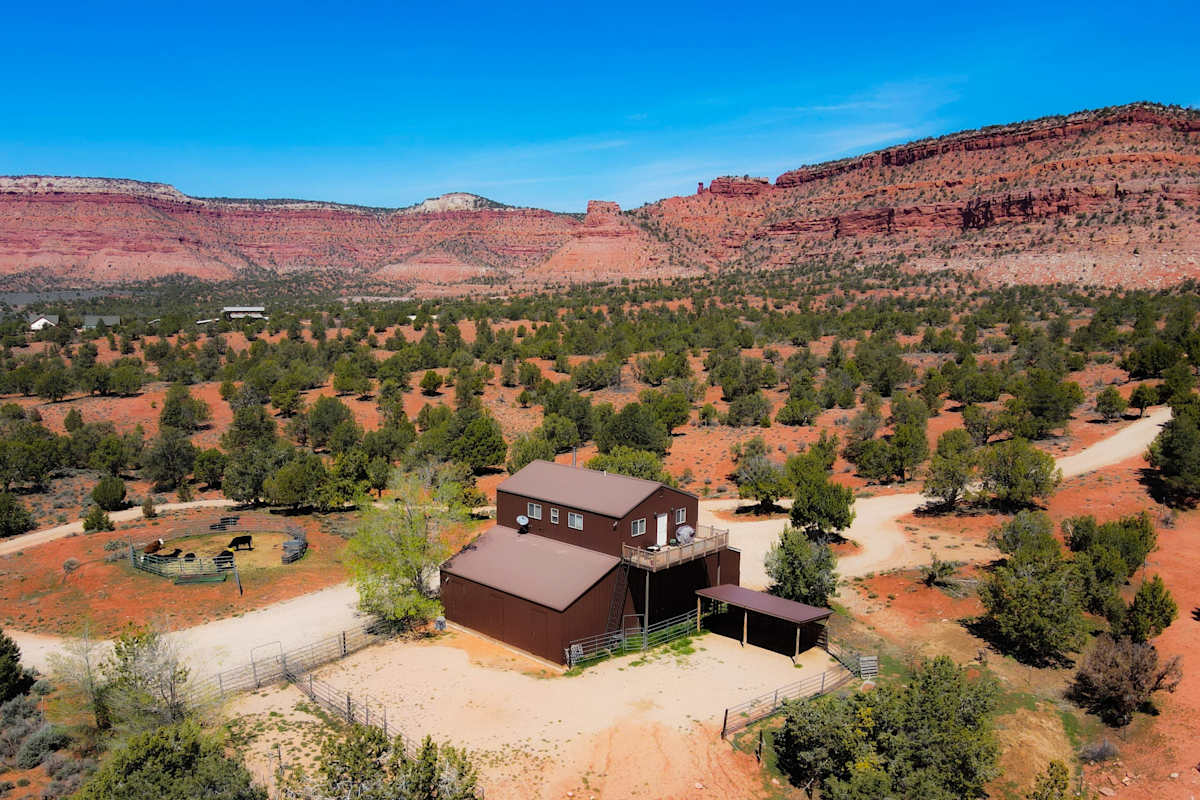 Rustic Barn Loft Near Kanab Red Cliffs | Pet Friendly
