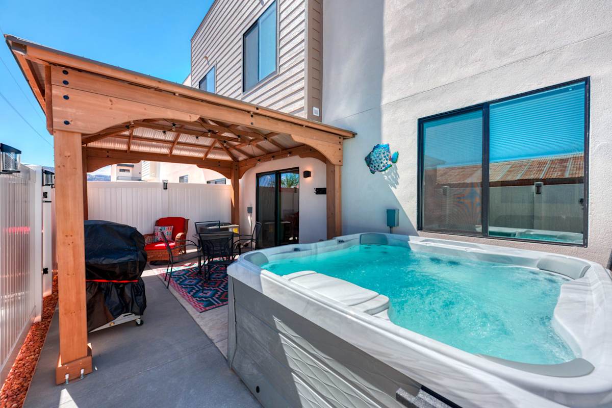 Spacious Townhome – Hot Tub, Near Zion & Stargazing