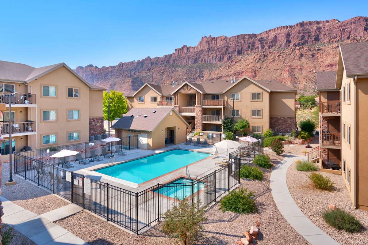 6E Family Friendly RedCliff Condo, POOL & HOT TUB