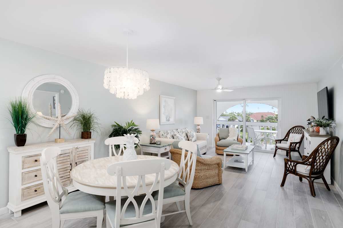Gorgeous Top Floor Beach Condo at Breakers West