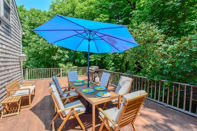 Short drive to town and popular beaches!