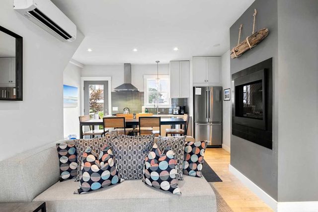 Modern, Private Patio, Walk to Town!