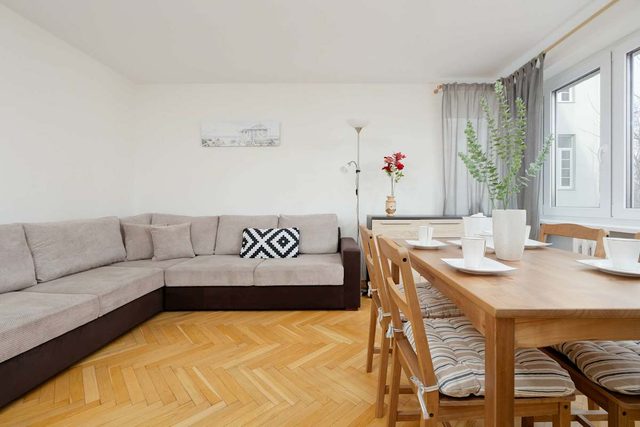 Smolna 10 | Bright Apartment | Desk