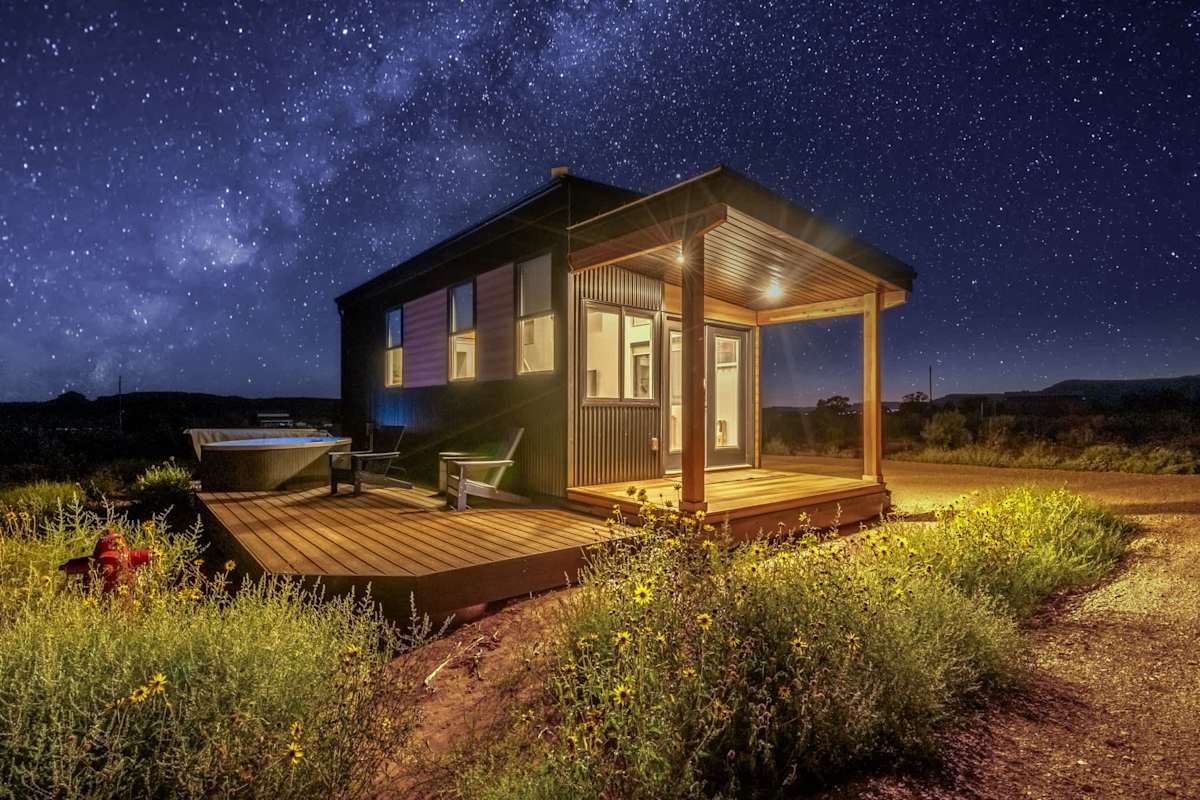 Tiny Home w Panoramic Views, Hot Tub, Near Zion