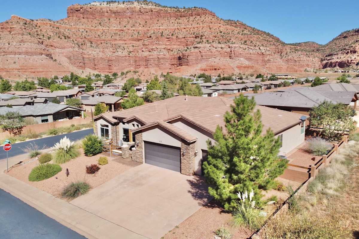 Upscale 4 bedroom family home near Zion w pool & hot tub