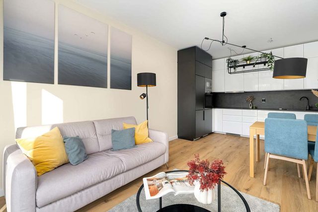 Żelazna 1 Poznań | Spacious Apartment with Desks and Parking