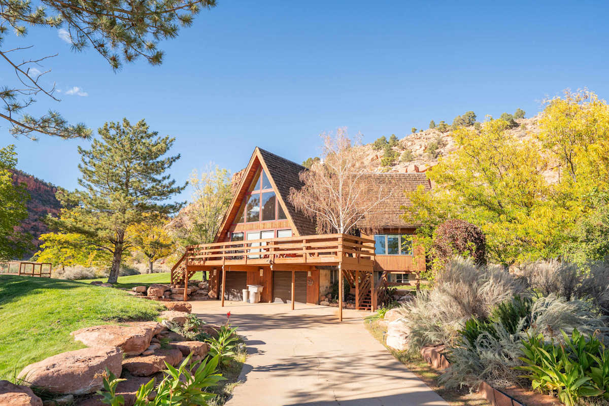Family Cabin w/Hot Tub | Red Rock Views | Pets