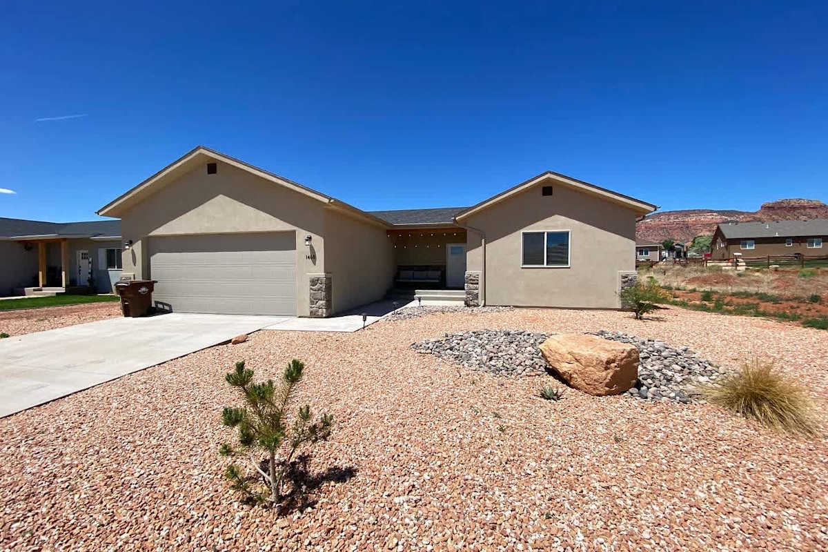 Family home In Kanab near Nat'l Parks with hot tub, sleeps 8!