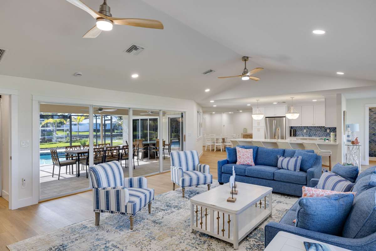 Gorgeous waterfront Villa on cul-de-sac near beach