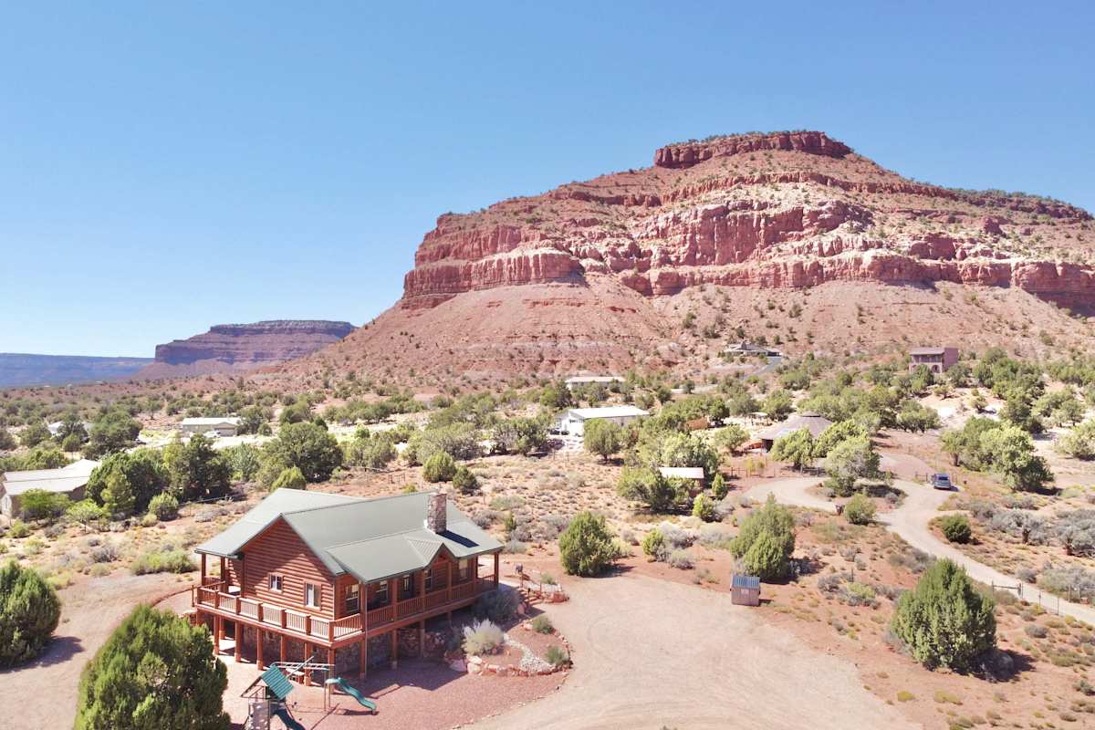 Kanab Family Luxury Log Cabin, Private Hot Tub, Stargazing, Pets OK, Near Bryce Canyon and Zion!
