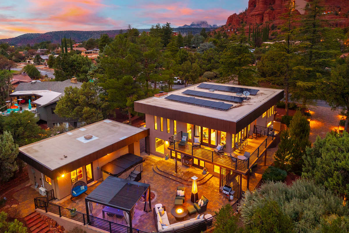 NEW| Luxe Chapel Garden Retreat | Chapel Views!