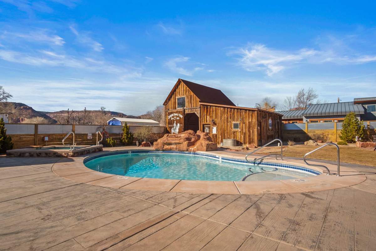 Luxe stay in Kanab with stargazing rooftop deck, pool & hot tub