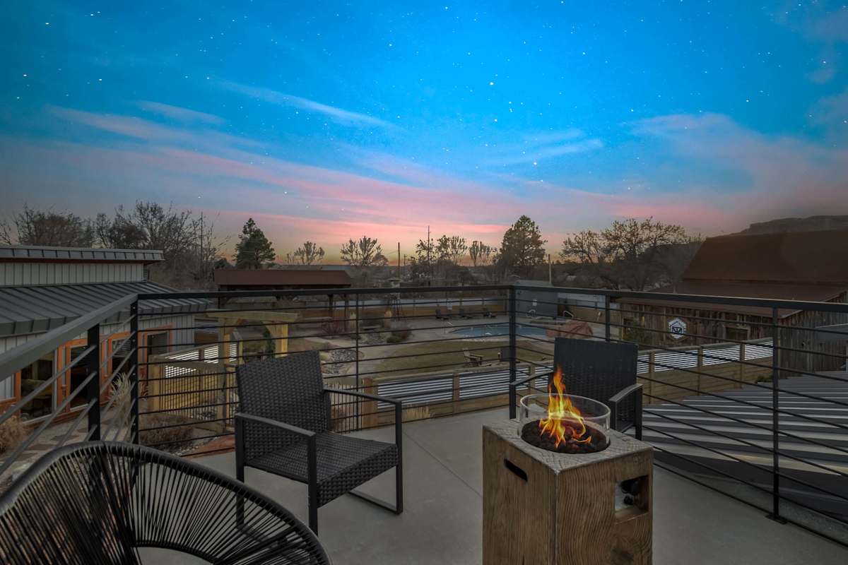 Private Resort with Kanab Charm 2 Bedroom, 2 Bathroom, Pool, Hot Tub, Stargazing Roof Deck: Timber & Tin G