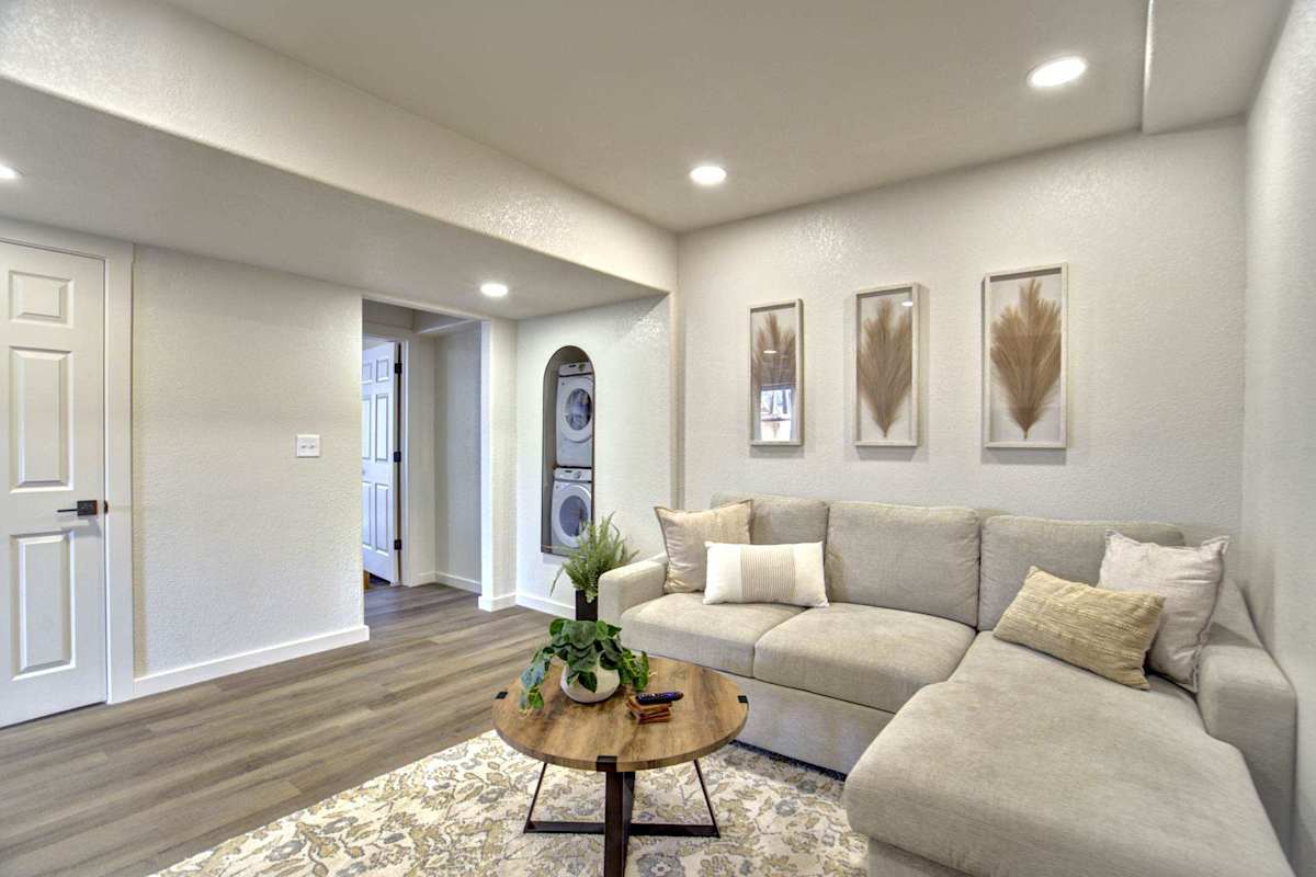 Modern 2BR Home, Sleeps 8,Grill,Hot Tub & Fire Pit