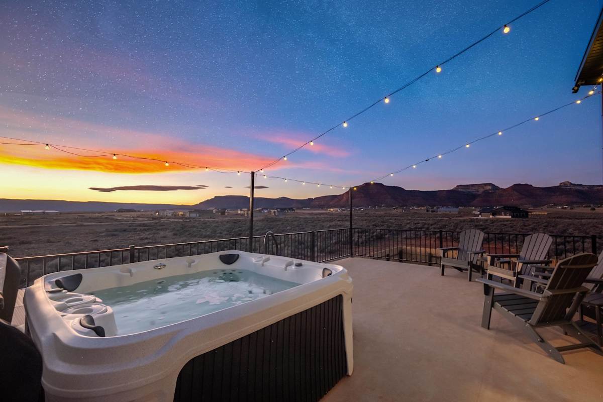 Kanab Desert Escape | Hot Tub, Stargazing, Views