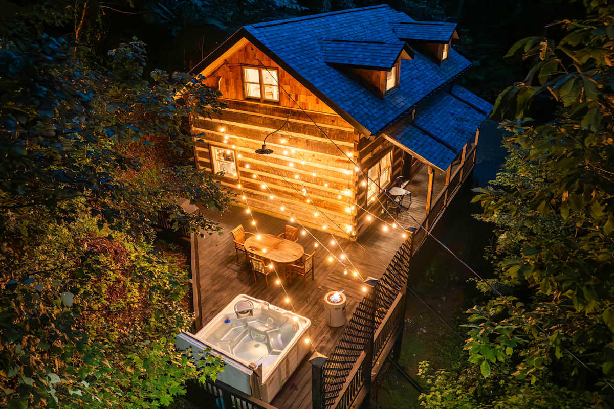 Romantic Asheville Log Cabin w/ Hot Tub & Gym