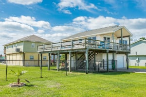 Jamaica Beach Gem - Huge Deck, Fenced, Pups Welcome!