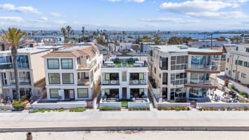 Luxury oceanfront fourplex with roof deck, sleeps 22 — San Diego, CA