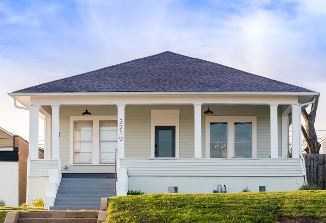 Restored 1930s Uptown Bungalow 2 min. to Magnolia Silos