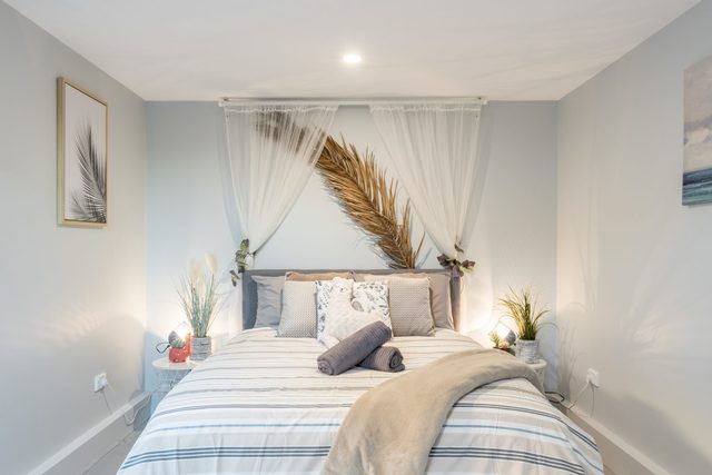 Detached Double Room - Seconds to Transport - Close to China Town - Shared Bathroom and Amenities