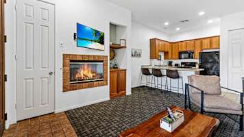 CLR103 Charming 1BR Oasis Steps from Old Town LQ