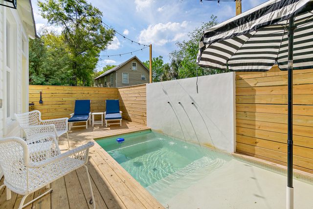 Haven Tiny House - Pool - Walk to Downtown!