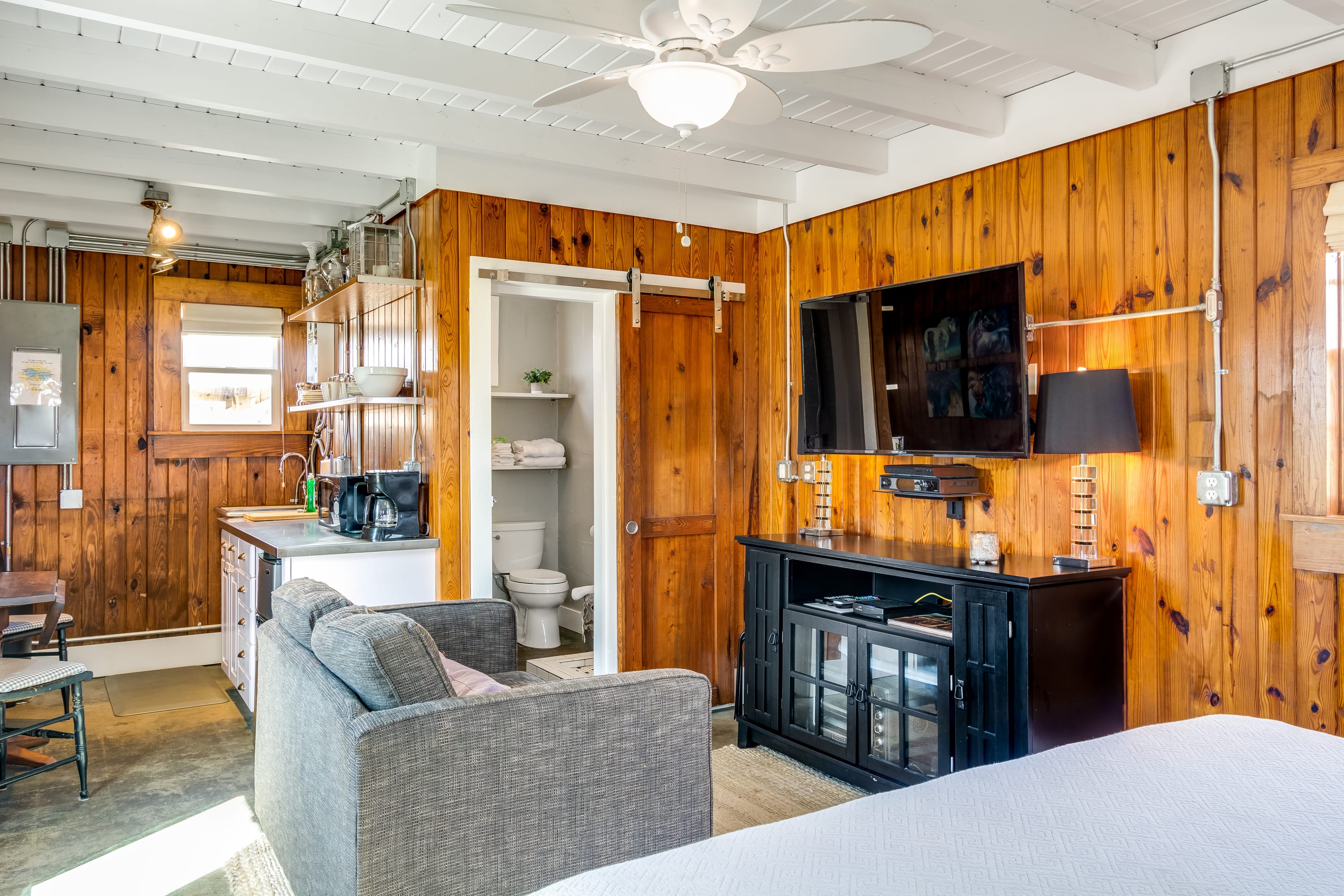 Bankers Cottage: Dog-Friendly Tiny w Beach Access!