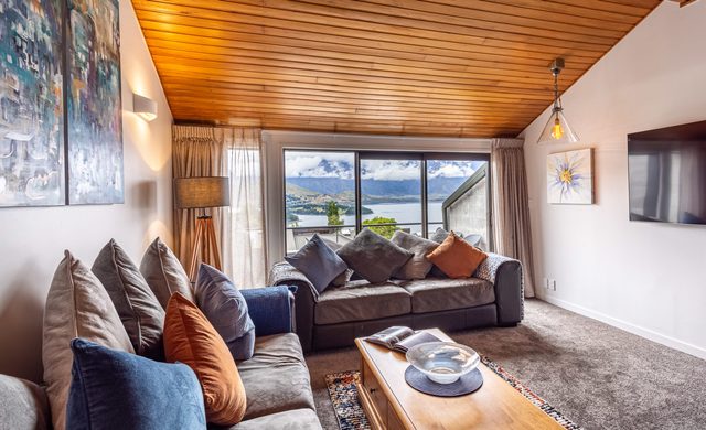 SPACIOUS ALPINE SPA LAKE VIEW TOWNHOUSE