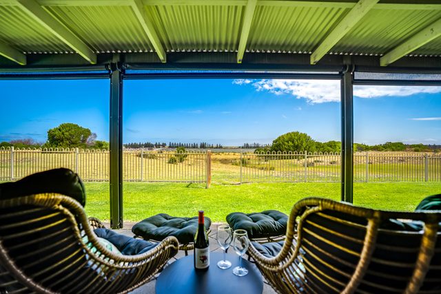 14 Excelsior Pde - Pets Negotiable - Waterviews