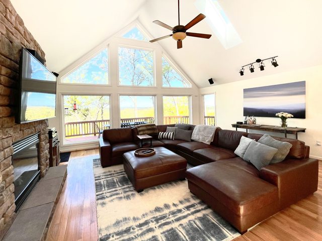 Hot tub w/ Sunset Views! Secluded mountain chalet — Front Royal, VA